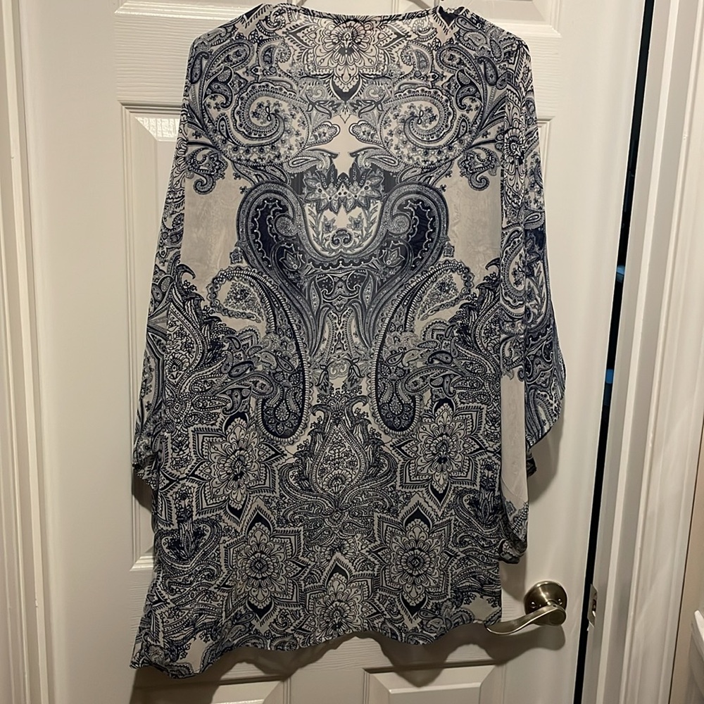 Patterned shawl - Picture 4 of 4